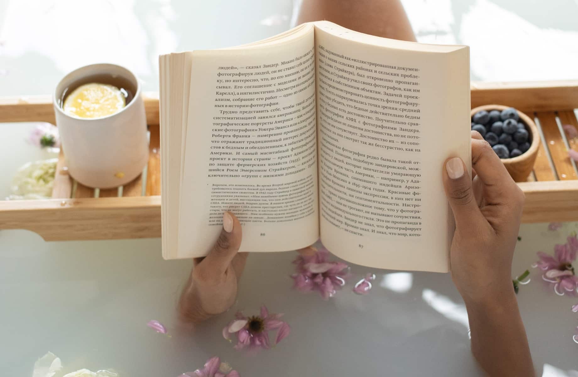 девушка читает книгу в ванной